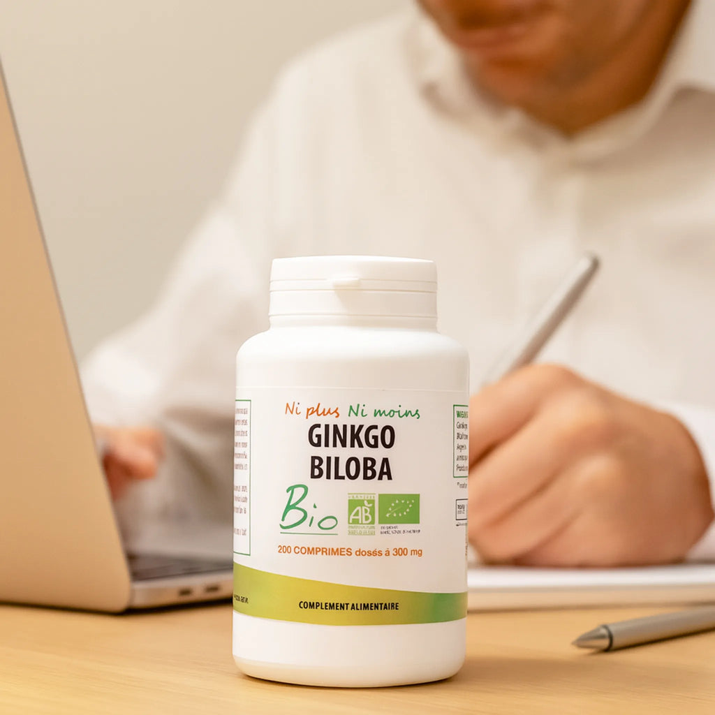 Un homme devant son ordinateur se concentre avec à ses cotés  notre Ginkgo Biloba Bio Atout Santé Nature