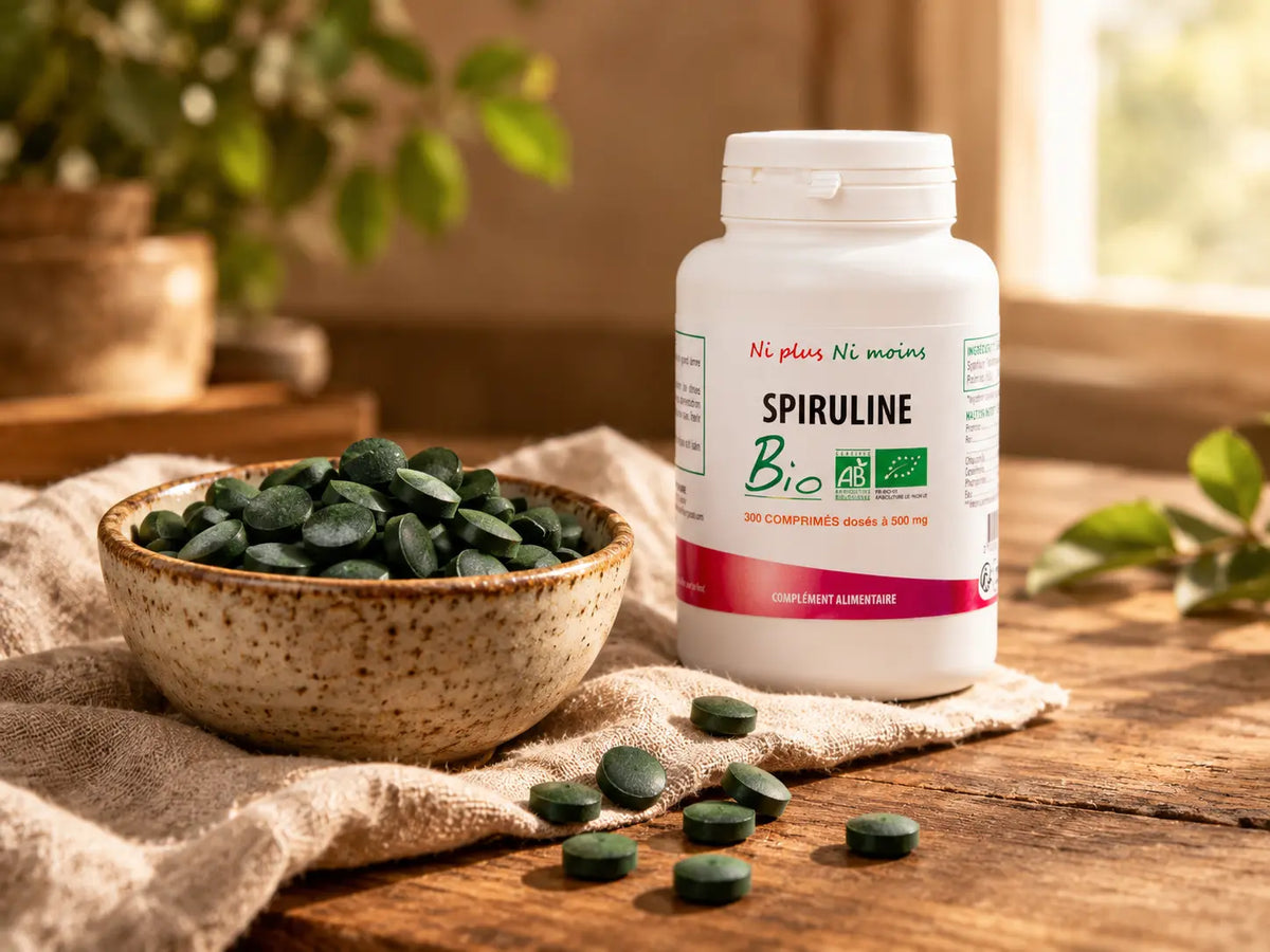 Comprimés de spiruline bio dosés à 500 mg d'atout santé nature dans un bol en céramique Image